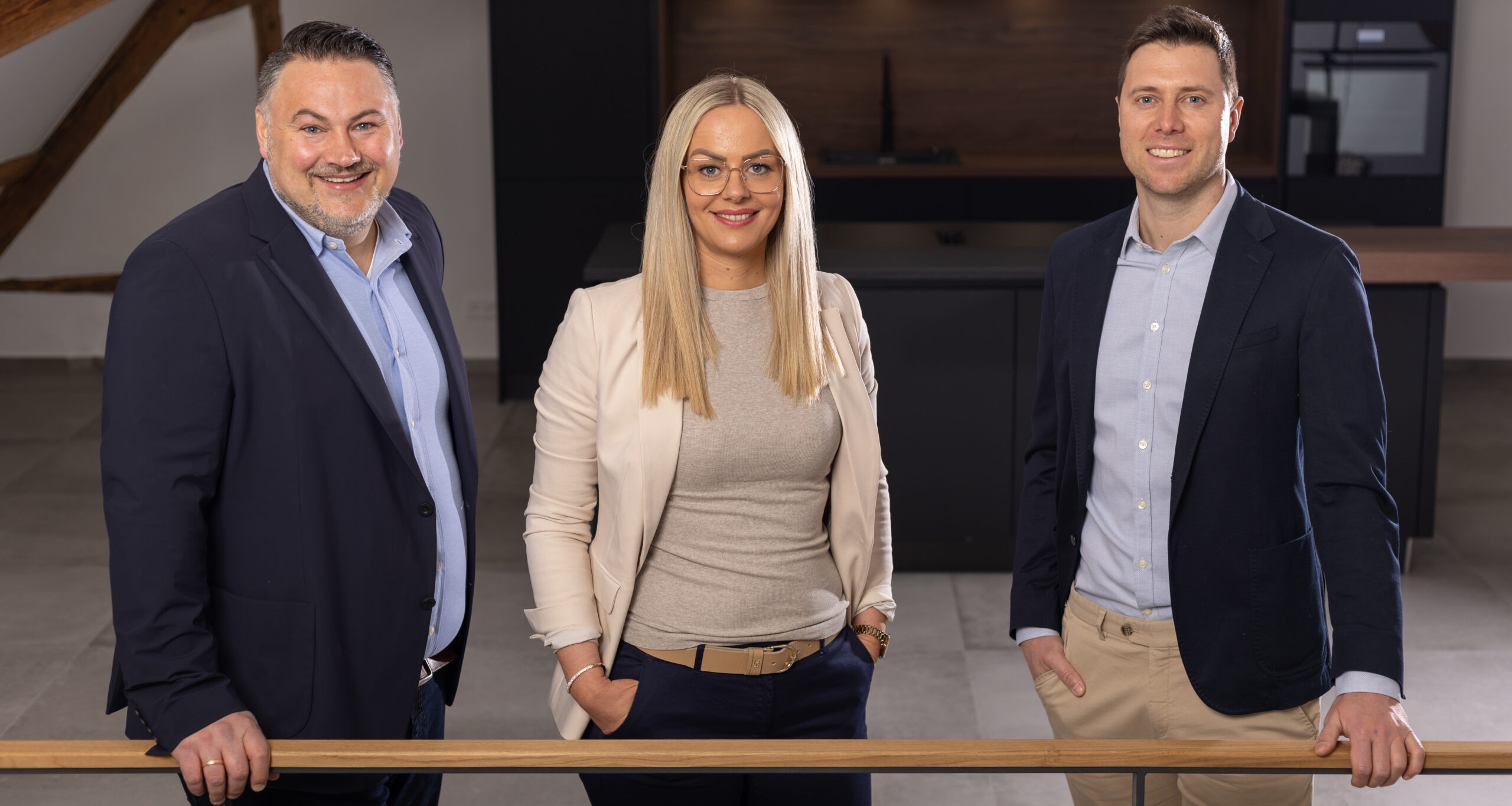 Kevin Wild, Clara Pfäfflin und Robin Pfäfflin vor dem Büro in Staufen